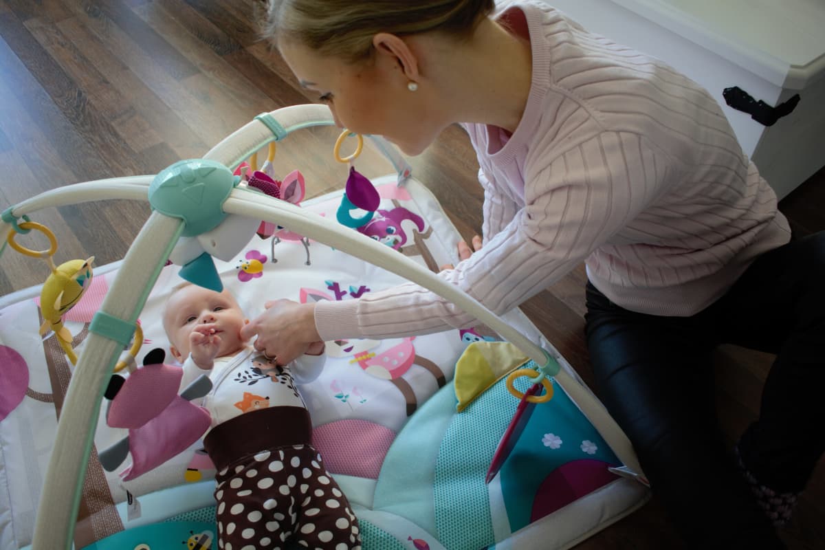 Laitilalainen Elina Varjo leikkii tyttärensä kanssa.