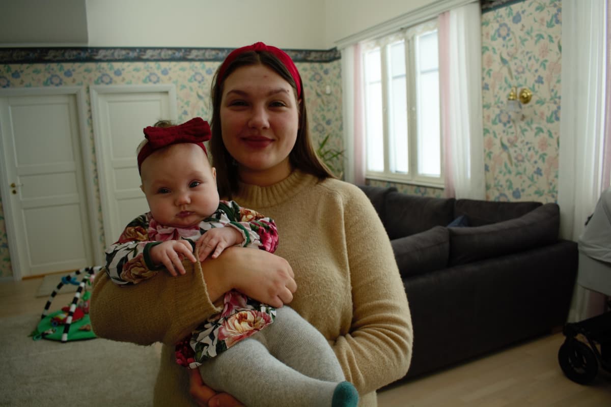Emilia Virtanen tyttärensä kanssa.