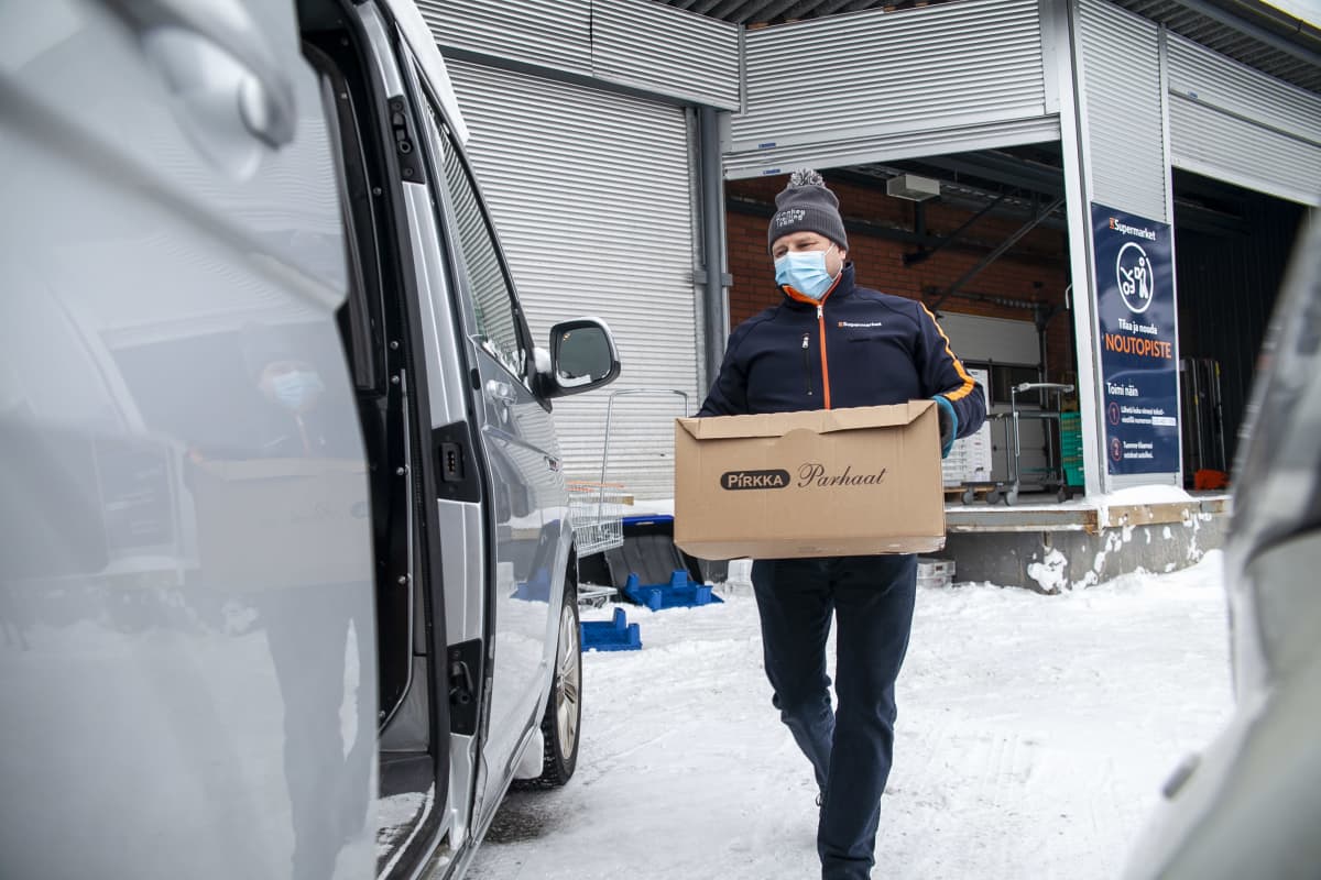 Jarmo Ruotsalainen, kauppias, K-Supermarket Artomarket, lähdössä toimittamaan verkkoruokatilausta asiakkaalle