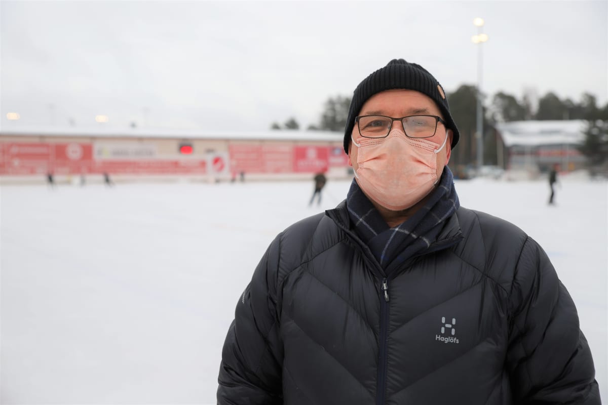 Jääpallopioneeri Erkki Väkiparta Porin Narukerän jääradalla.