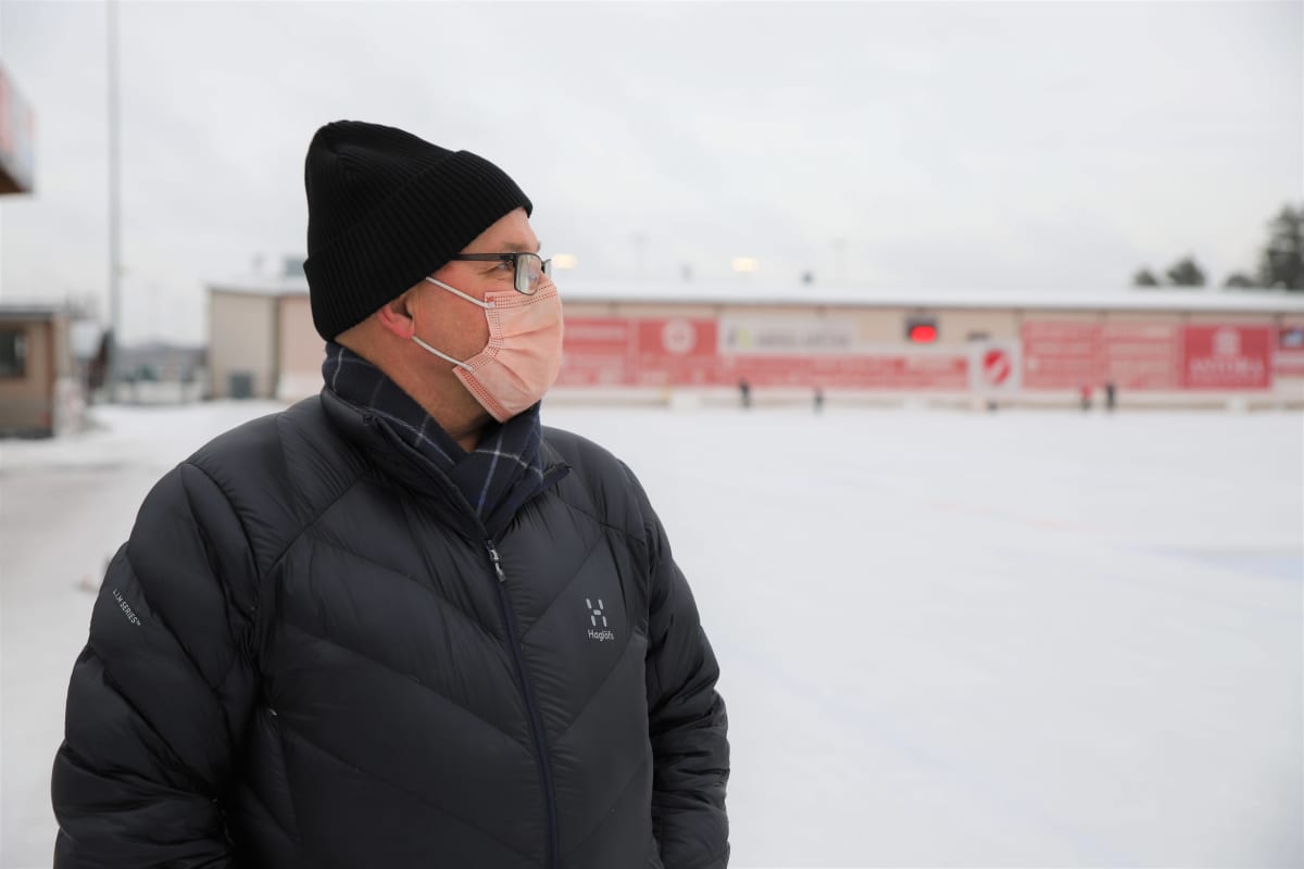 Jääpallopioneeri Erkki Väkiparta Porin Narukerän jääradalla.