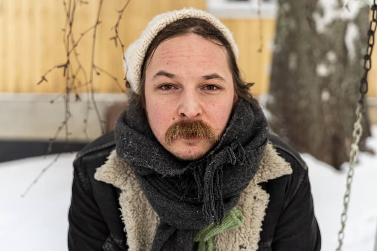 Muusikko Lassi Valtonen lähikuvassa.