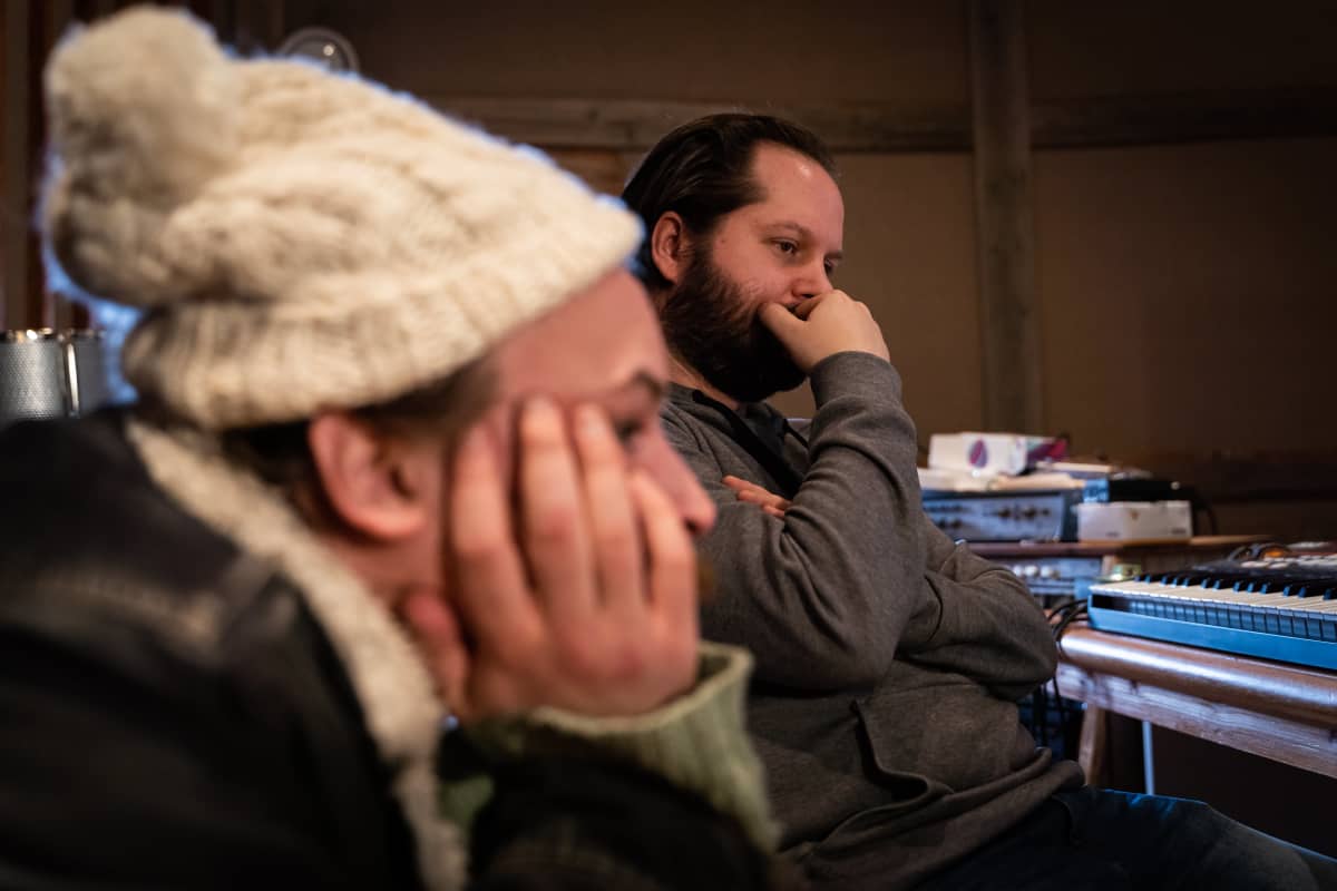 Lassi Valtonen ja Tapio Ylinen istuvat studiossa ja kuuntelevat musiikkia