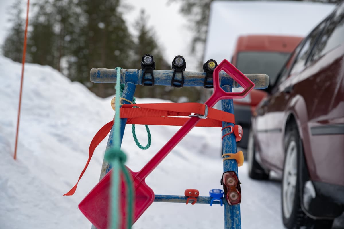Konsta Leinosen potkukelkkaan on kiinnitetty punainen lapio.