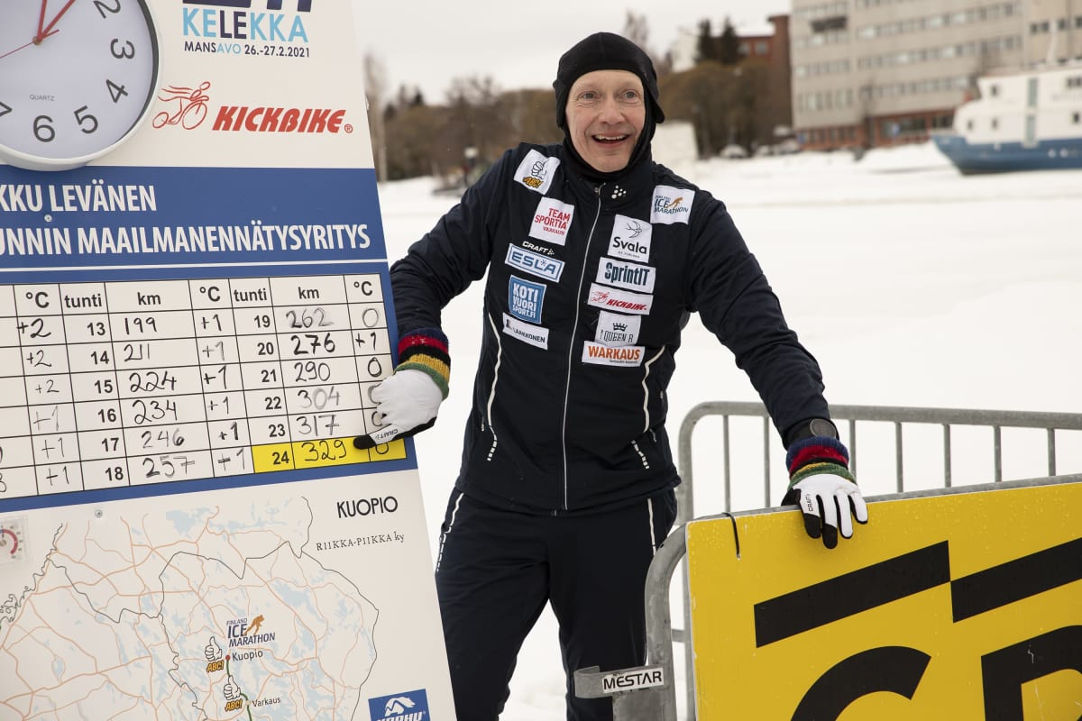 Potkukelkkailija Markku Levänen tulostaulun edessä Kuopion satamassa.