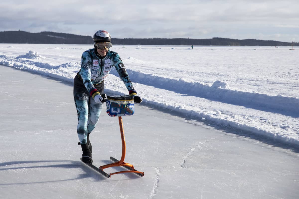 Varkautelainen Markku Levänen potkukelkkailee Kuopion satamassa.