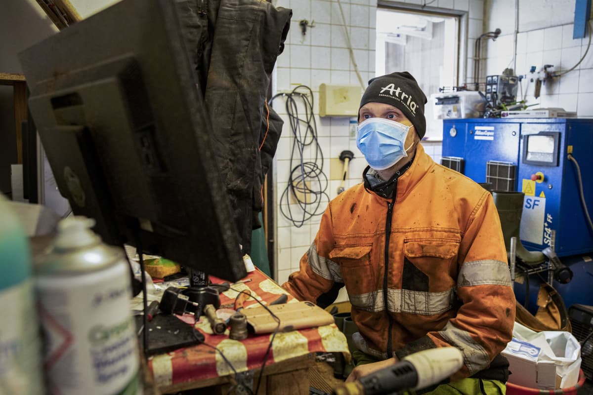 Pellervo Kässi navetan tietokoneella.