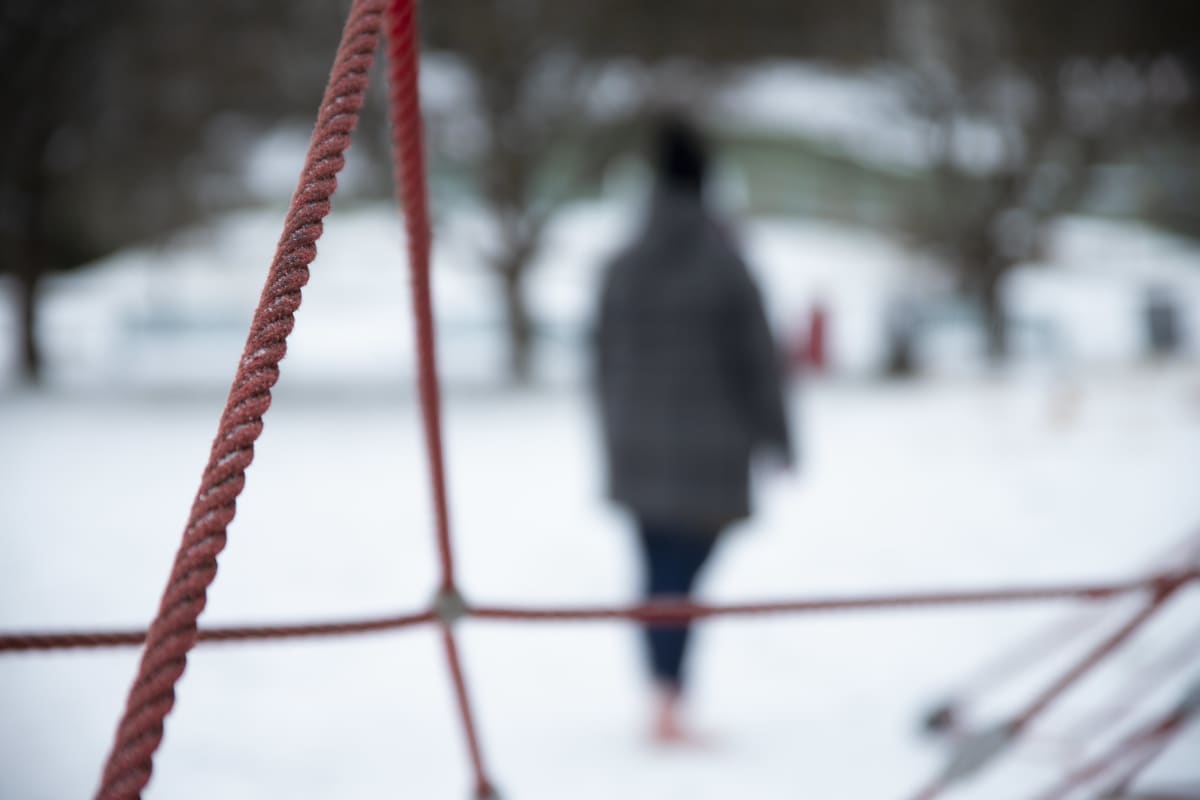 Naisen hahmo leikkipuistossa