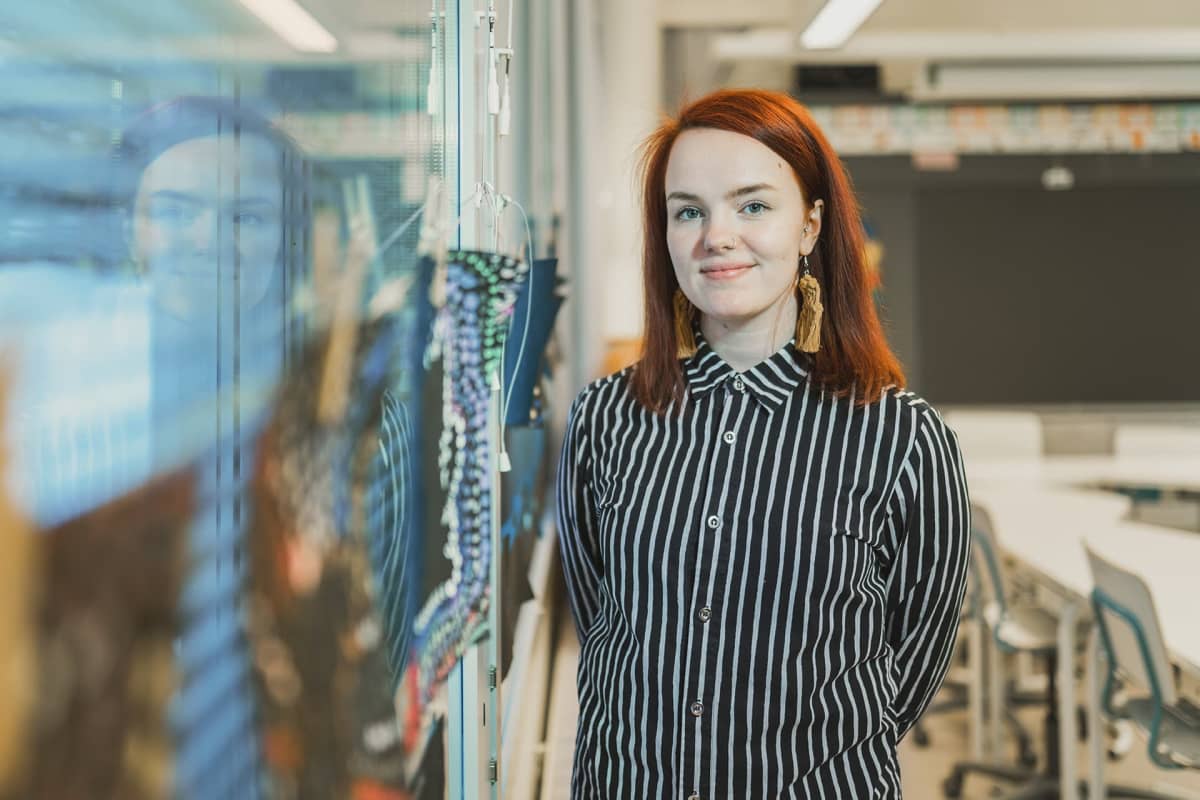 Meritta Pyykkönen katselee lasten tekemiä taideteoksia.