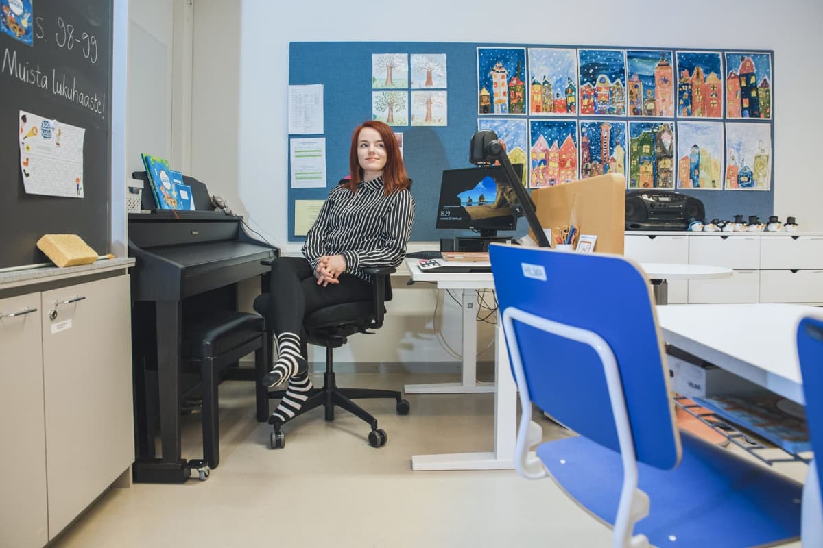 Meritta Pyykkönen istuu opettajan tuolilla.