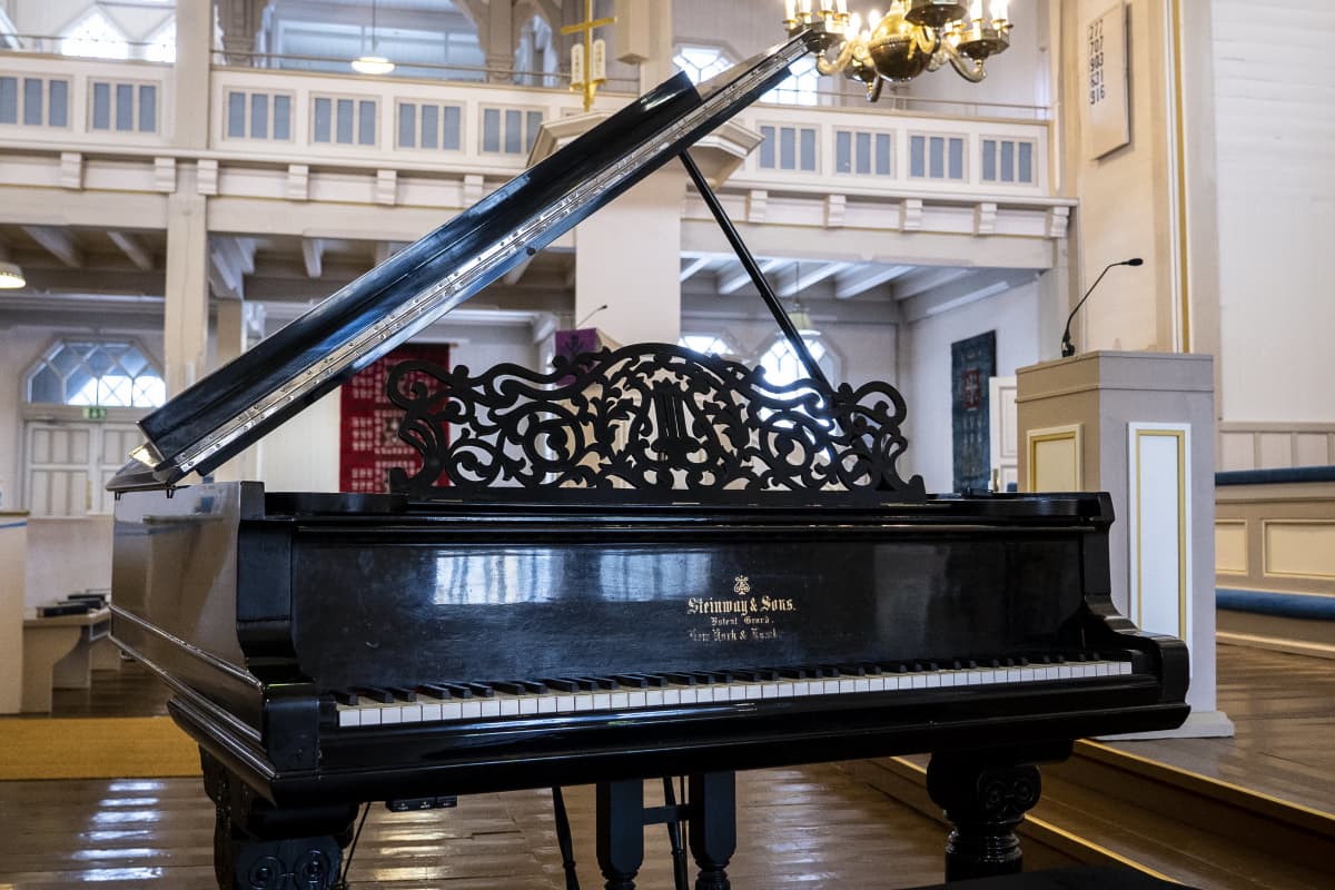 Lapinlahden seurakunnan kunnostukseen menevä Steinway flyygeli