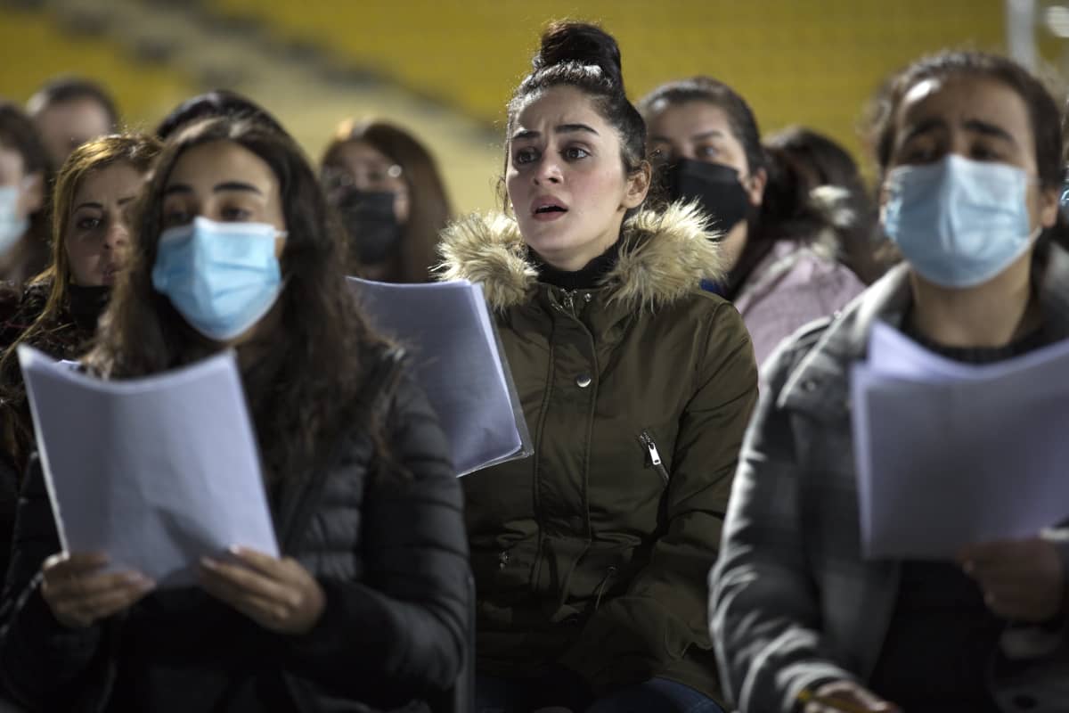 Kurdien ja kristittyjen yhteinen orkesteri kuoroineen harjoitteli maanantaina Erbilissä stadionilla paavin vierailua ja messua varten.