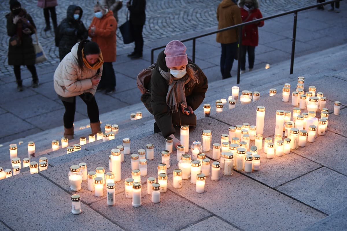 Koskelan surman muistotilaisuus eduskuntatalon portailla.