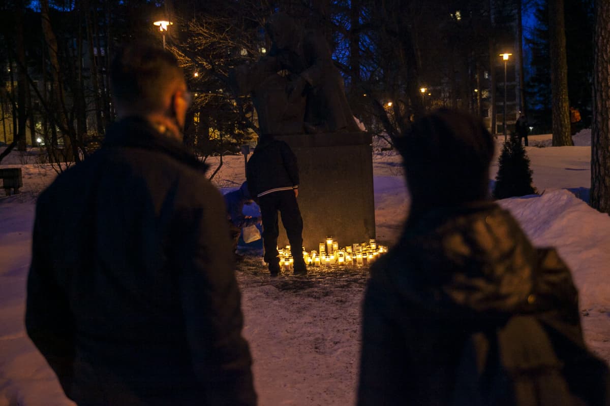Kuopiossa kynttilät tuotiin kaupungin keskustassa olevan Sankaripuiston Haavoittunut sotilas -patsaan luokse.