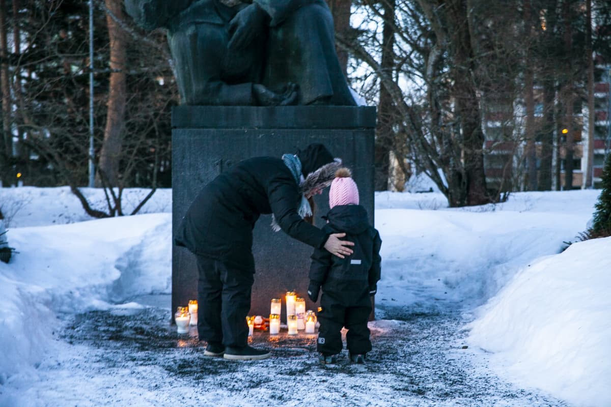 Kuopiossa kynttilät tuotiin kaupungin keskustassa olevan Sankaripuiston Haavoittunut sotilas -patsaan luokse.