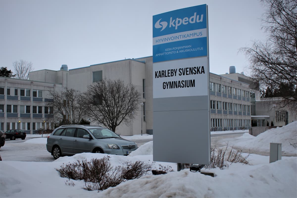 Parkering utanför en skolbyggnad.