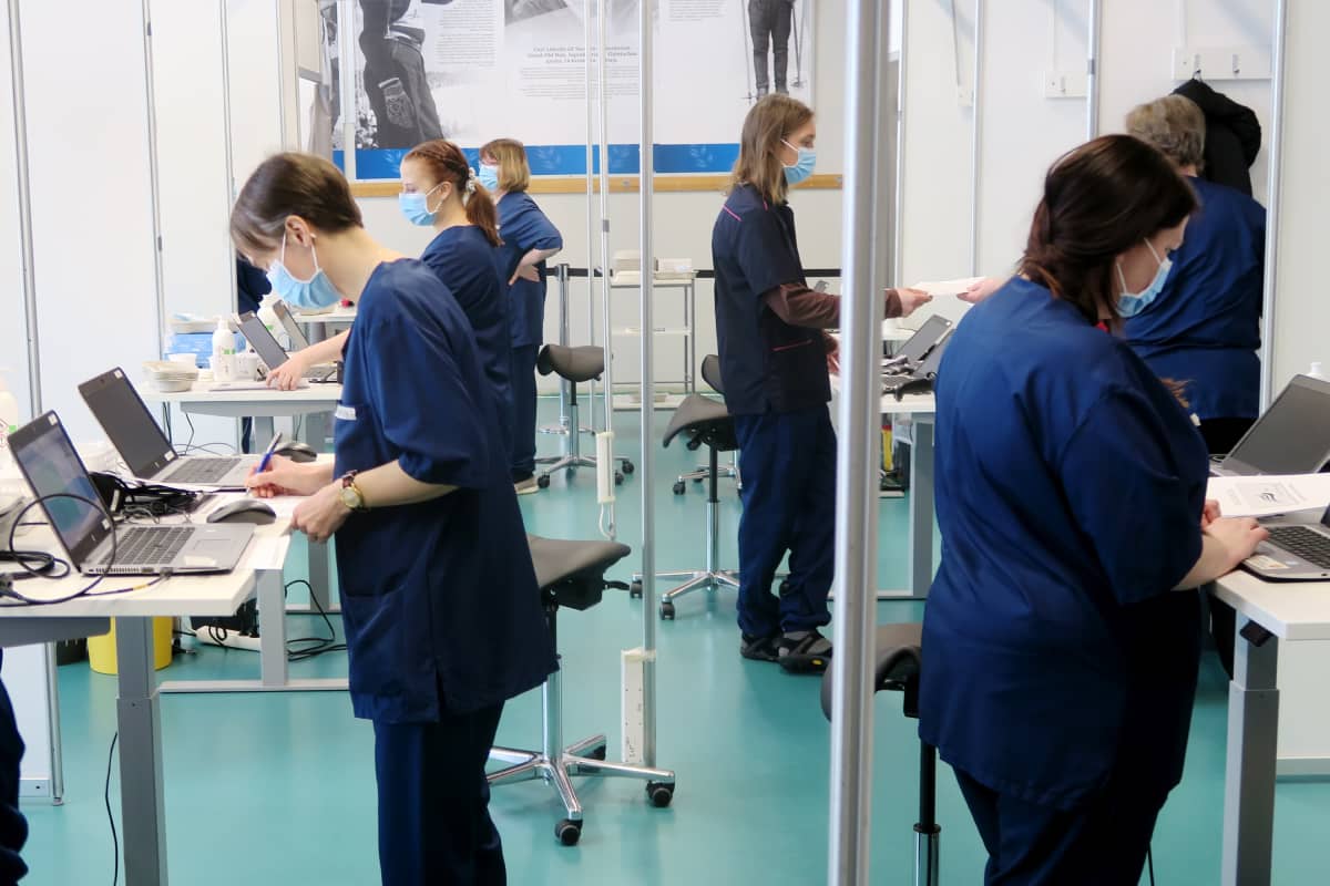 koronarokottajia Tampereen Ratinassa