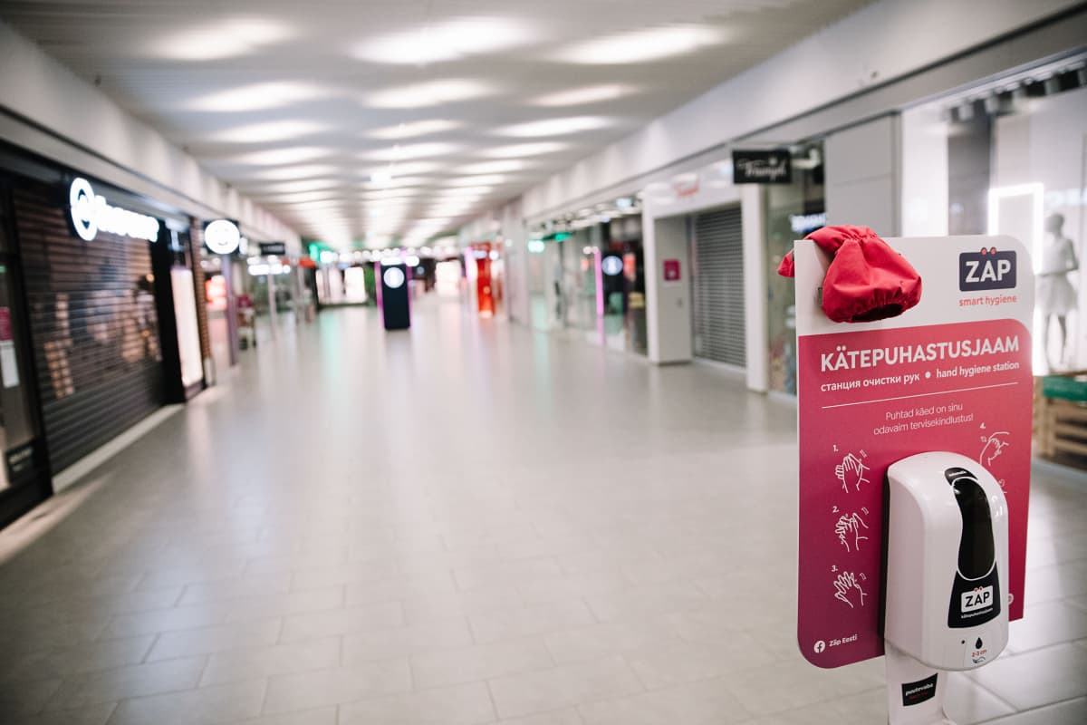 Tallinnalainen Rocca al Maren kauppakeskus on täysin tyhjä maaliskuussa 2021 koska Virossa voimaan tulleet rajoitukset pakottivat kaikki liikkeet sulkemaan ovensa viikonlopuksi.