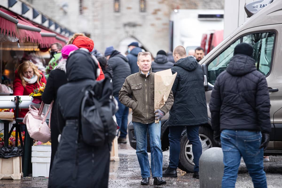 Asiakkaat ostavat kukkia Tallinnan Viru-kadulla kansainvälisenä naistenpäivänä 8. maaliskuuta