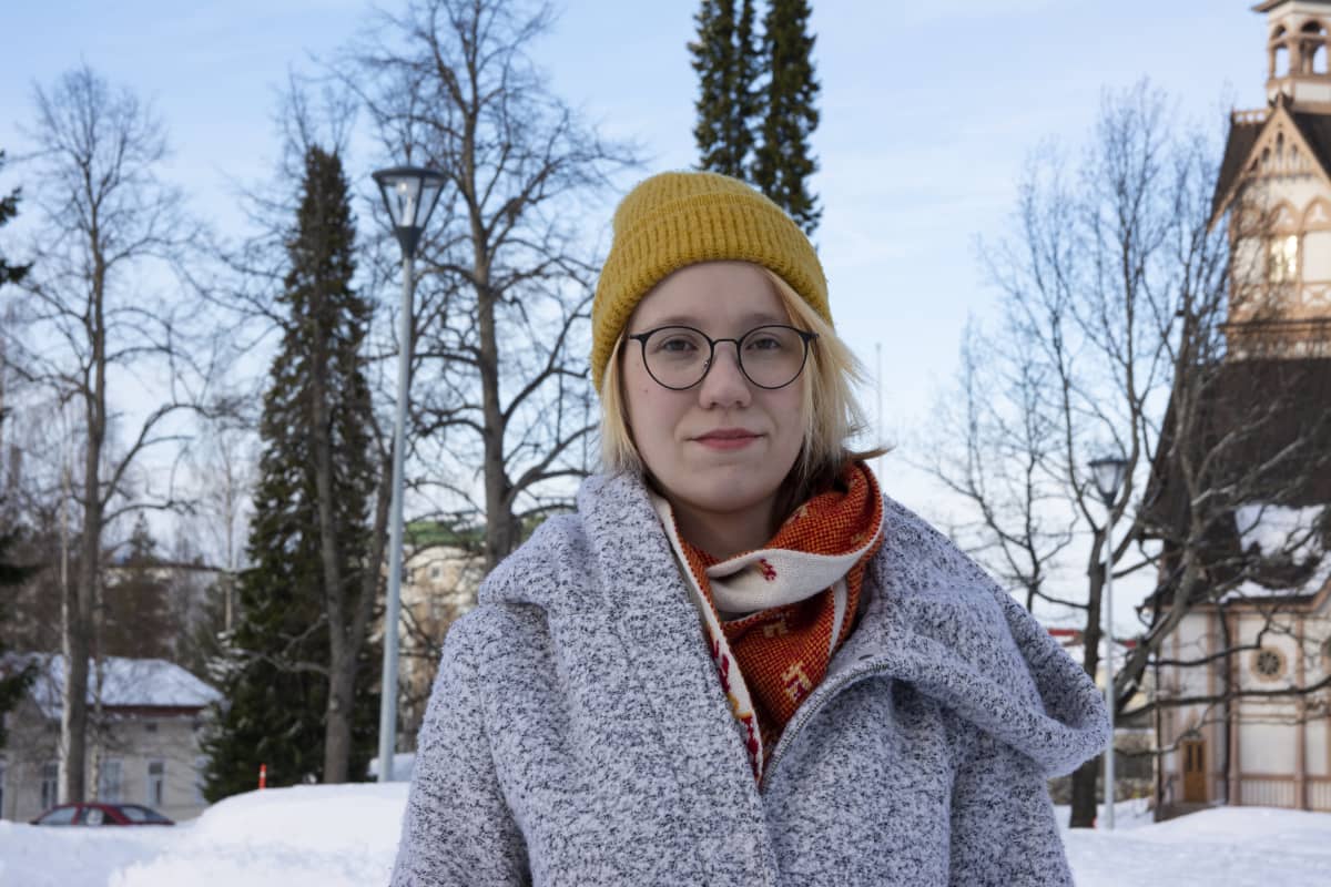 Kajaanilainen Hanna Saksa poseeraa kameralle Urho Kekkosen puistossa Kajaanissa.