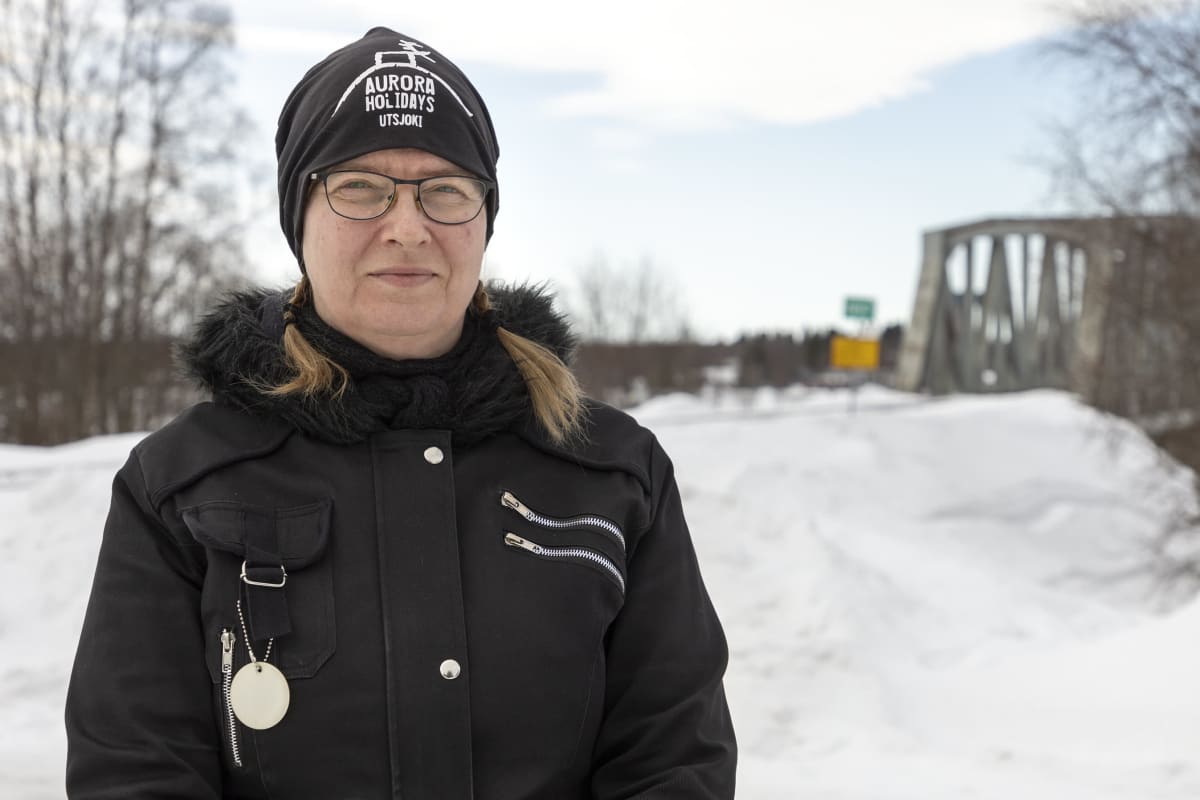 Tiina Patokoski Suomesta Ruotsiin menevän rautatiesillan kupeessa Torniossa
