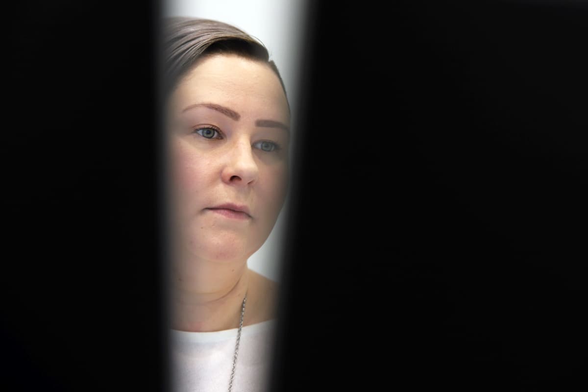 Anna-Mari Hangas-Tuovinen työskentelee tietokoneella.