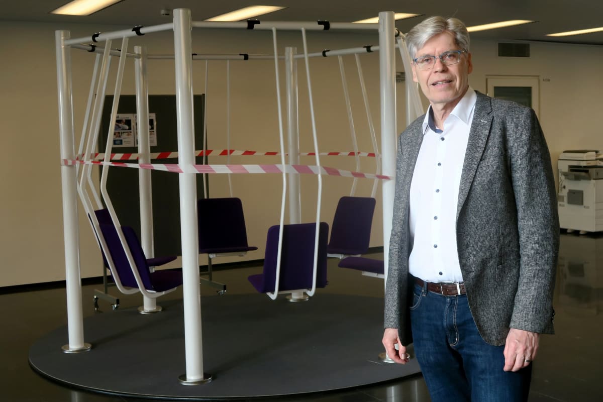 Yliopistomies ja kokoontumisen kieltävä teippaus