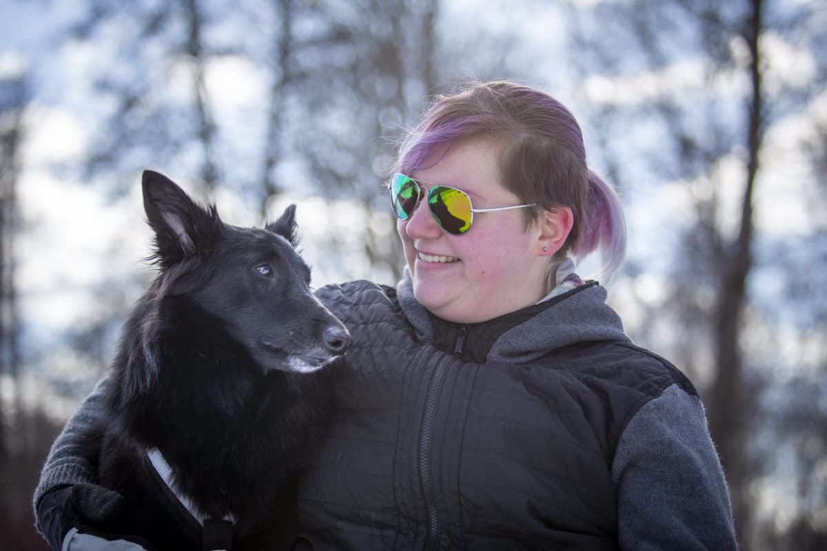 Ria Muurinen ja koiransa Rhea Hämeenlinnassa.