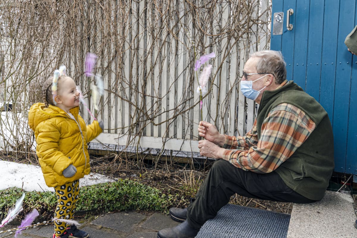 Lilja Nurmio virpomassa isoisälleen Tarmo Nurmiolle.