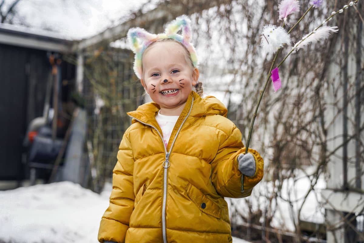 Lilja Nurmio virpomassa isoisälleen Tarmo Nurmiolle.