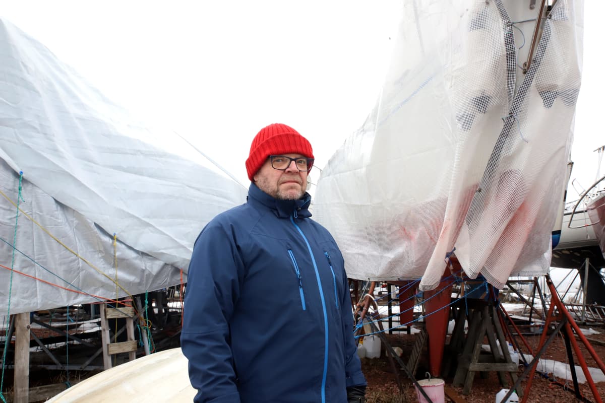 Kotkan pursiseuran Martti Mela talvisäilytyksessä olevien veneiden äärellä