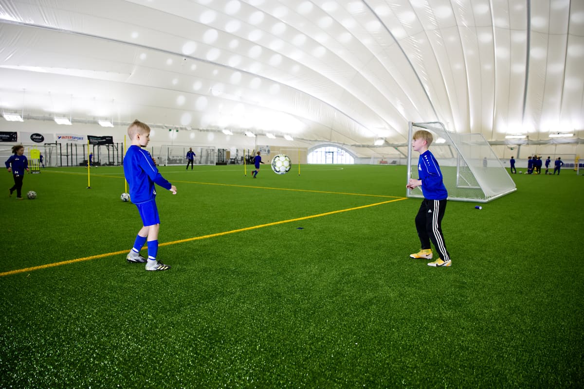 Jalkapalloseura PPJ:n 10-vuotiaiden poikien taitokouluryhmän treenit Jätkäsaaren kuplahallissa 1.4.2021.