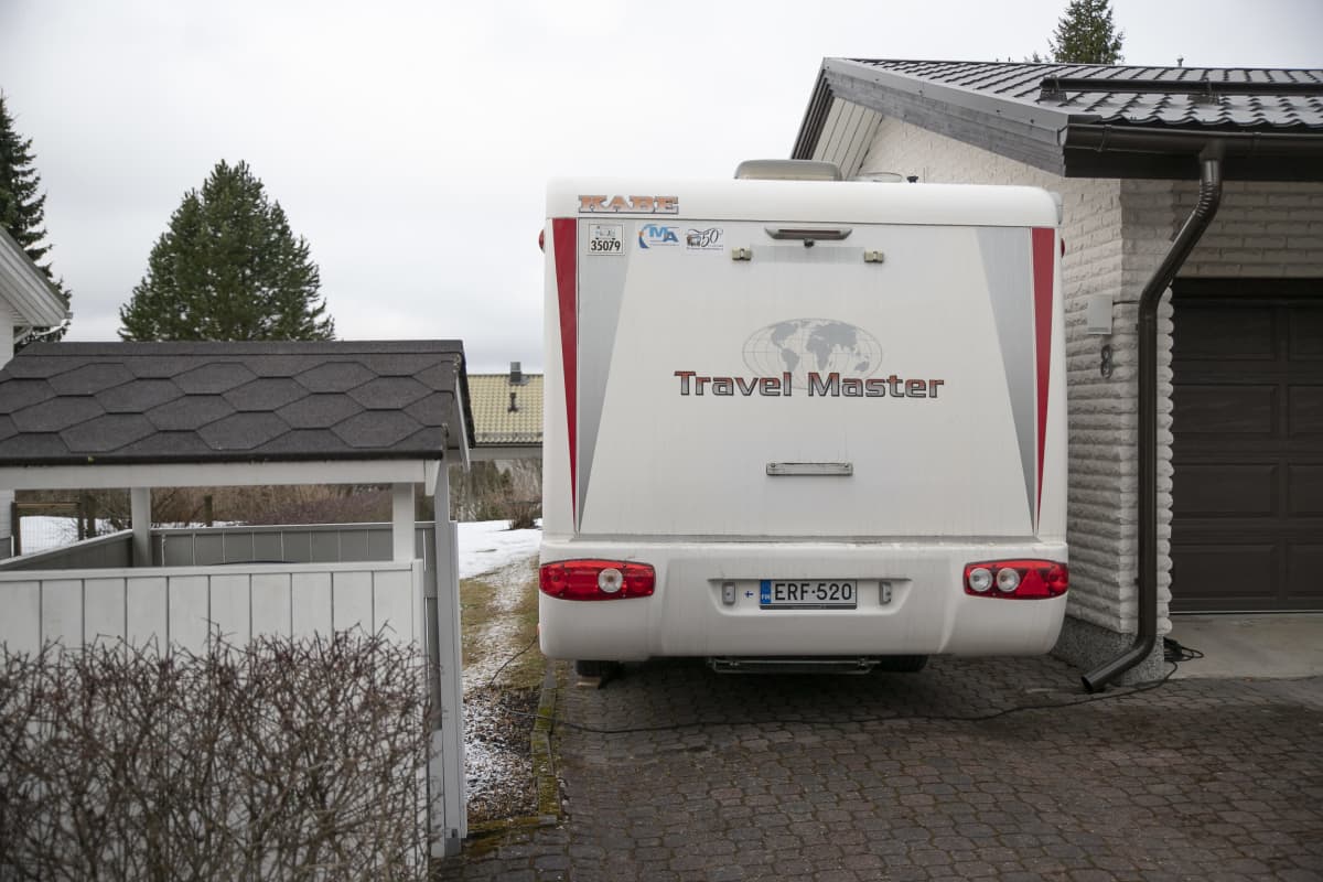 Matkailuauto Erkki Helinin pihassa Lahdessa.