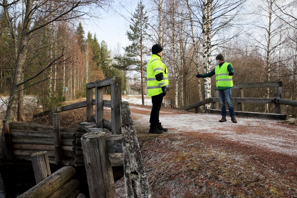 Tanja Mynttinen ja Jukka Tamminen seisovat vanhalla puusillalla.