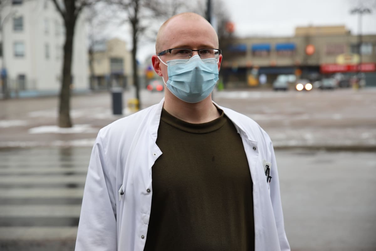 Haminan varuskunnan terveysasema päällikkölääkäri Ville Ronkainen.