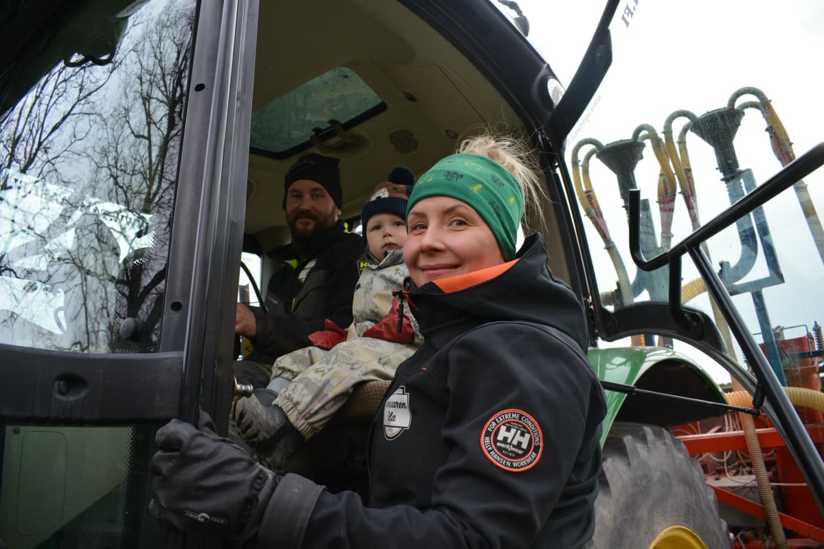 Stiina Lerkki ja Jaakko Tammelin poikansa kanssa.