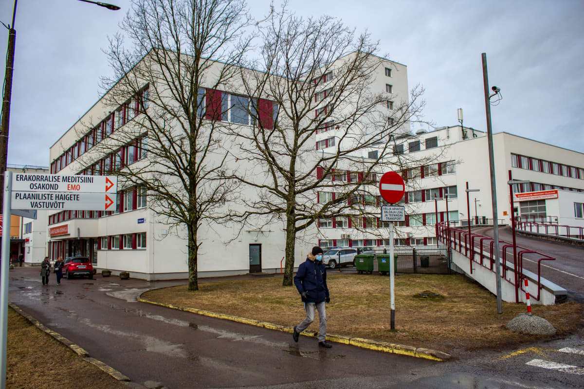 Länsi-Tallinnan keskussairaalan päärakennus.