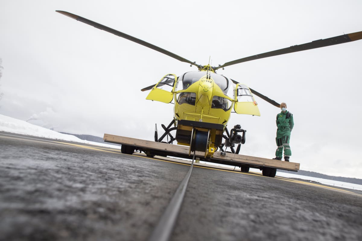 Lääkärihelikopteri platalla.