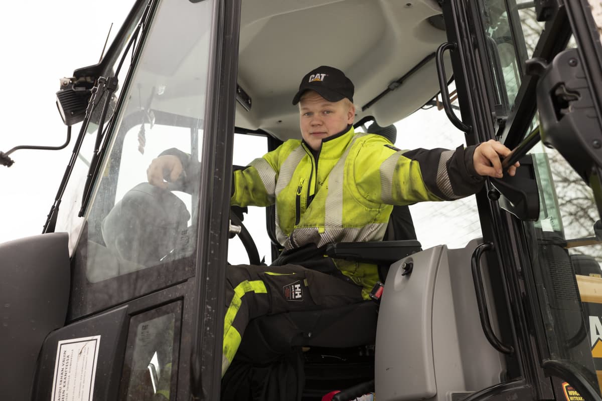 Kaavilaisen Koneurakointi Mitonin koneenkuljettaja Santeri Tolppanen.
