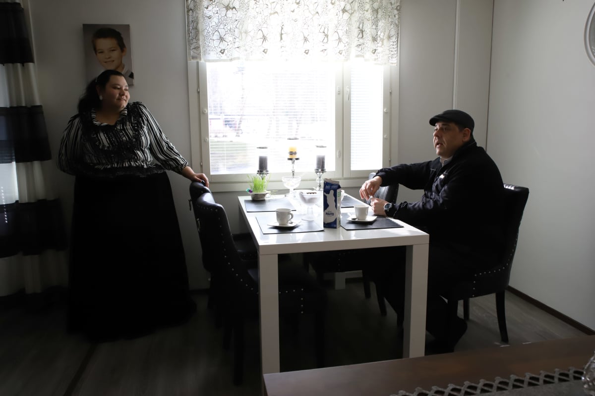 Tino Zitron ja Nadja Baltzar ruokapöydän luona.