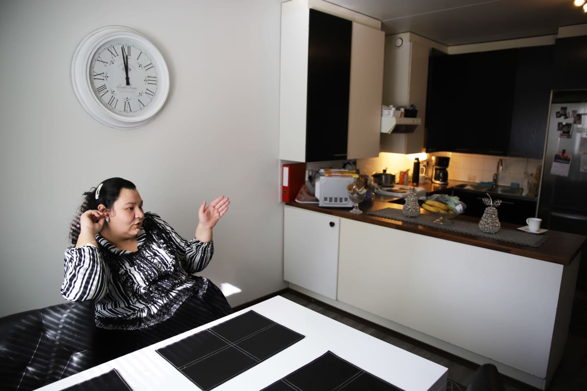 Nadja Baltzar istumassa keittön pöydän äärellä.