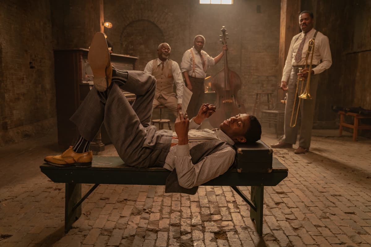 Näyttelijä Chadwick Boseman ja blues-muusikoita elokuvassa Ma Rainey's Black Bottom