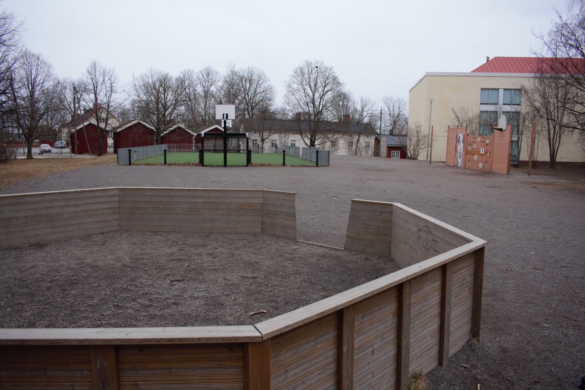 Nummenpakan koulun tyhjä piha Turussa.