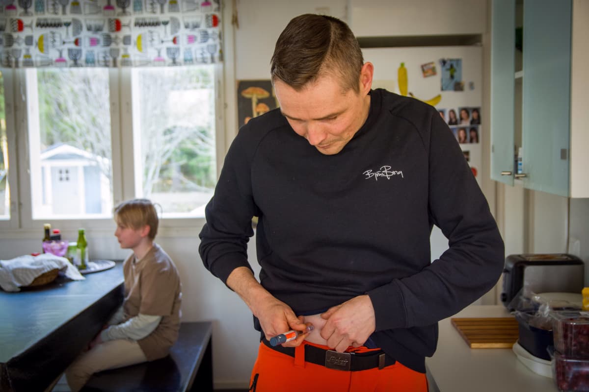 jaakko hyytinen pistää insuliinia