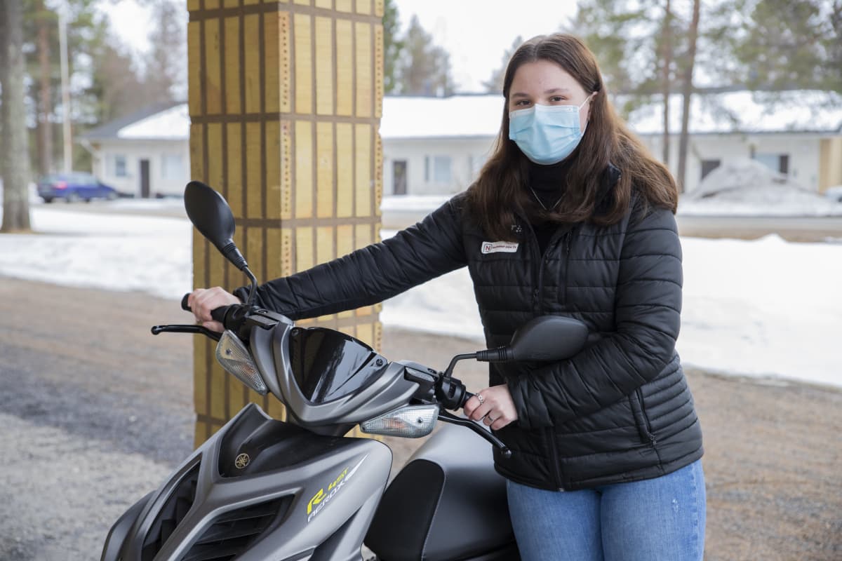 Keminmaan lukion oppilas Sara Neijonen mopollaan