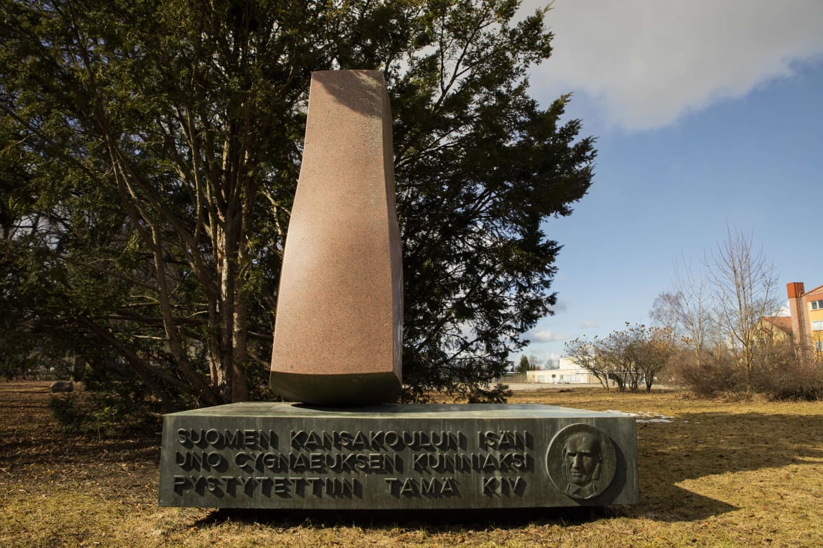 Uno Cygnaeuksen muistomerkki Hämeenlinnan Kaurialassa.