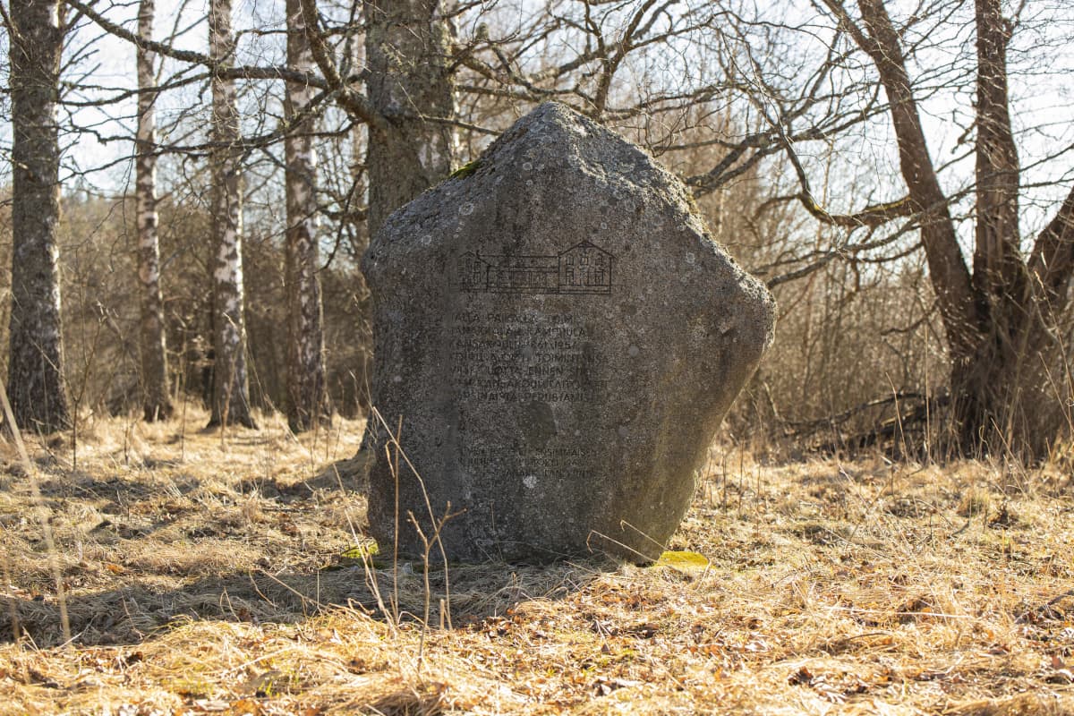 Hamppulan kansakoulun muistokivi Janakkalassa.