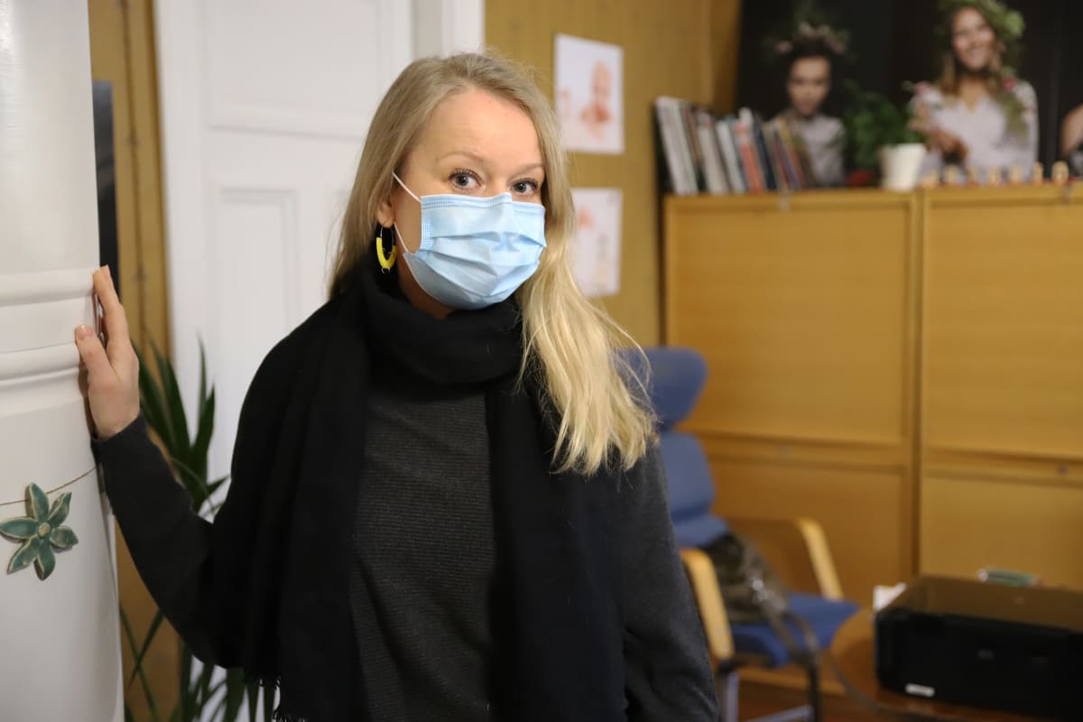 Valokuvaaja Ulla Korjala työhuoneellaan Kouvolassa.
