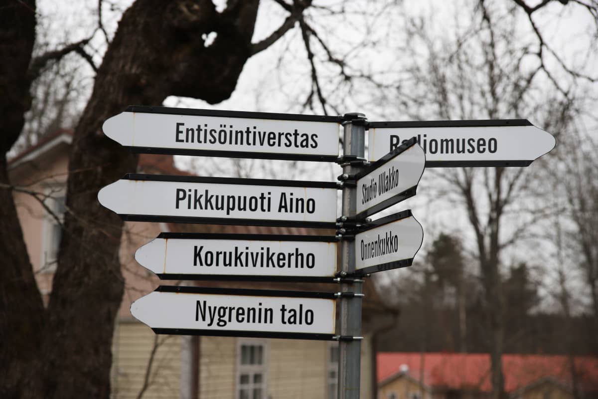 Suuntaviitta Kouvolan museokorttelilla.