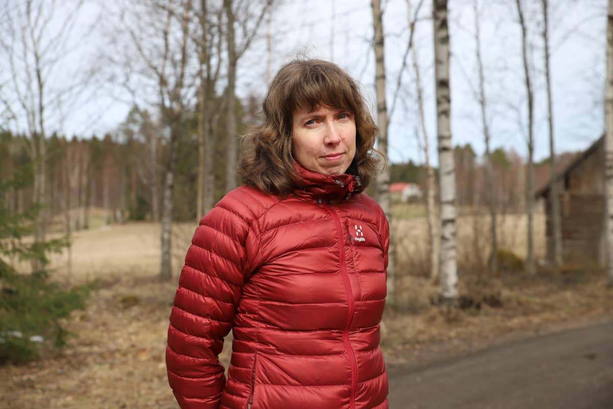 Sysmän yhtenäiskoulun vanhempainyhdistyksen puheenjohtaja Maarit Hilden ulkona kuvattuna.